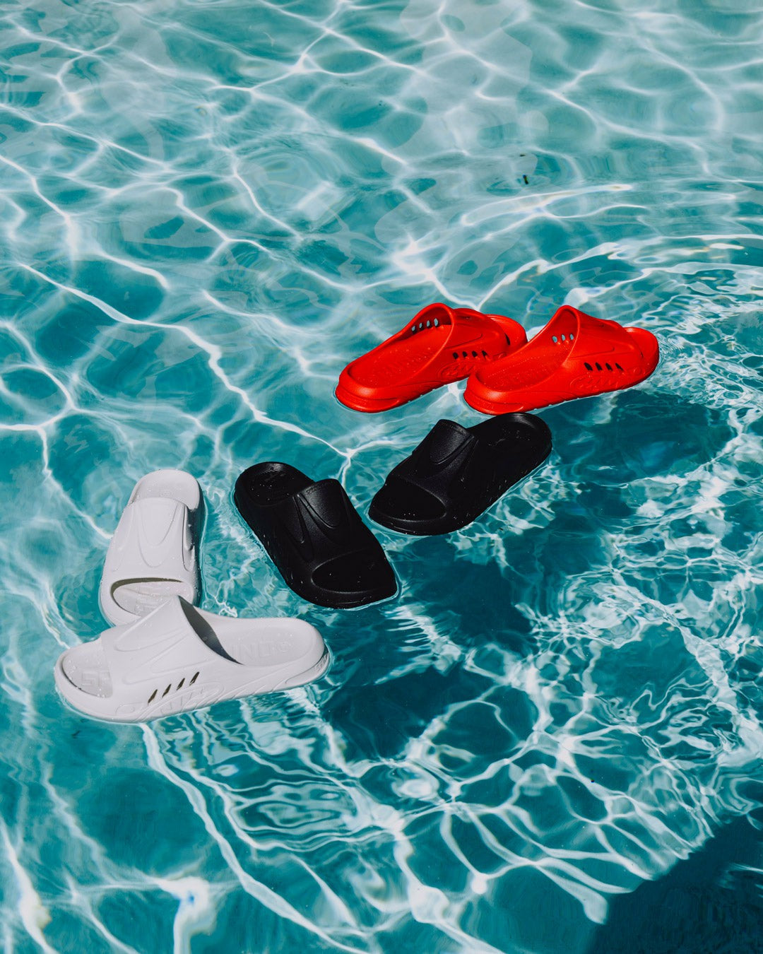 SHARK SLIDE (BLK) | Sprayground Exclusive Deal