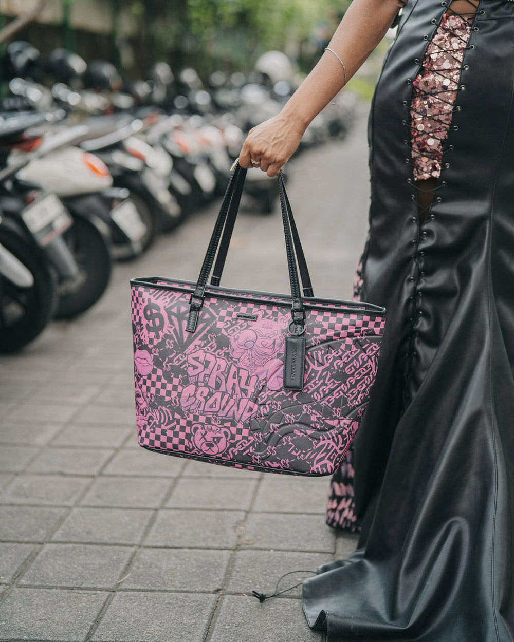 HOT PURSUIT TOTE | Sprayground Sale