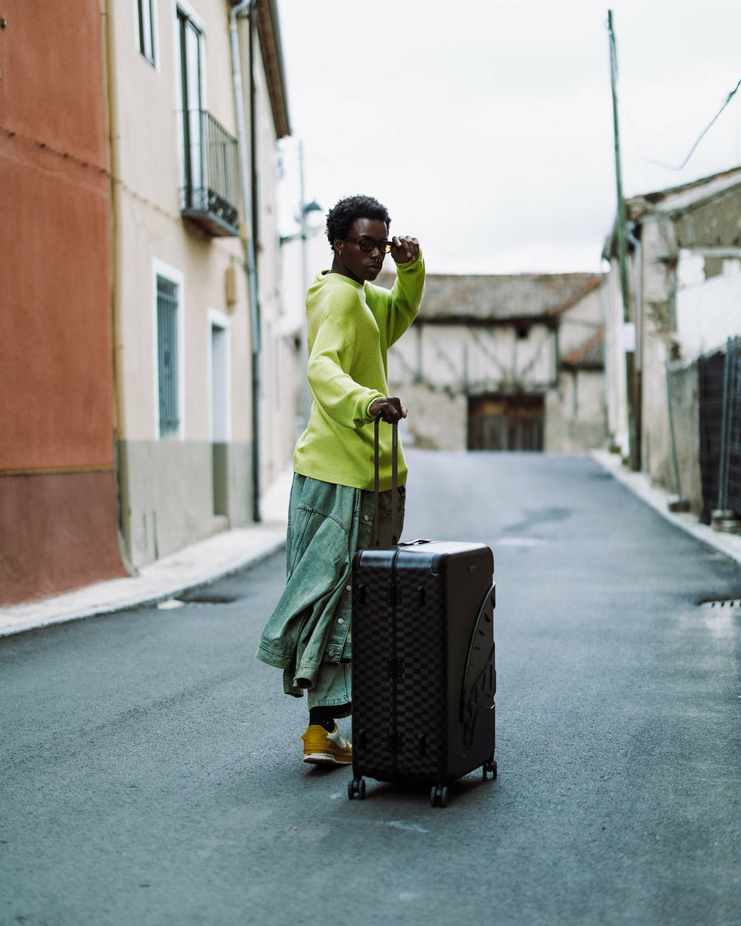 NIGHTSHARKS WORLDWIDE SHARKITECTURE FULL SIZE LUGGAGE | Sprayground Discounted