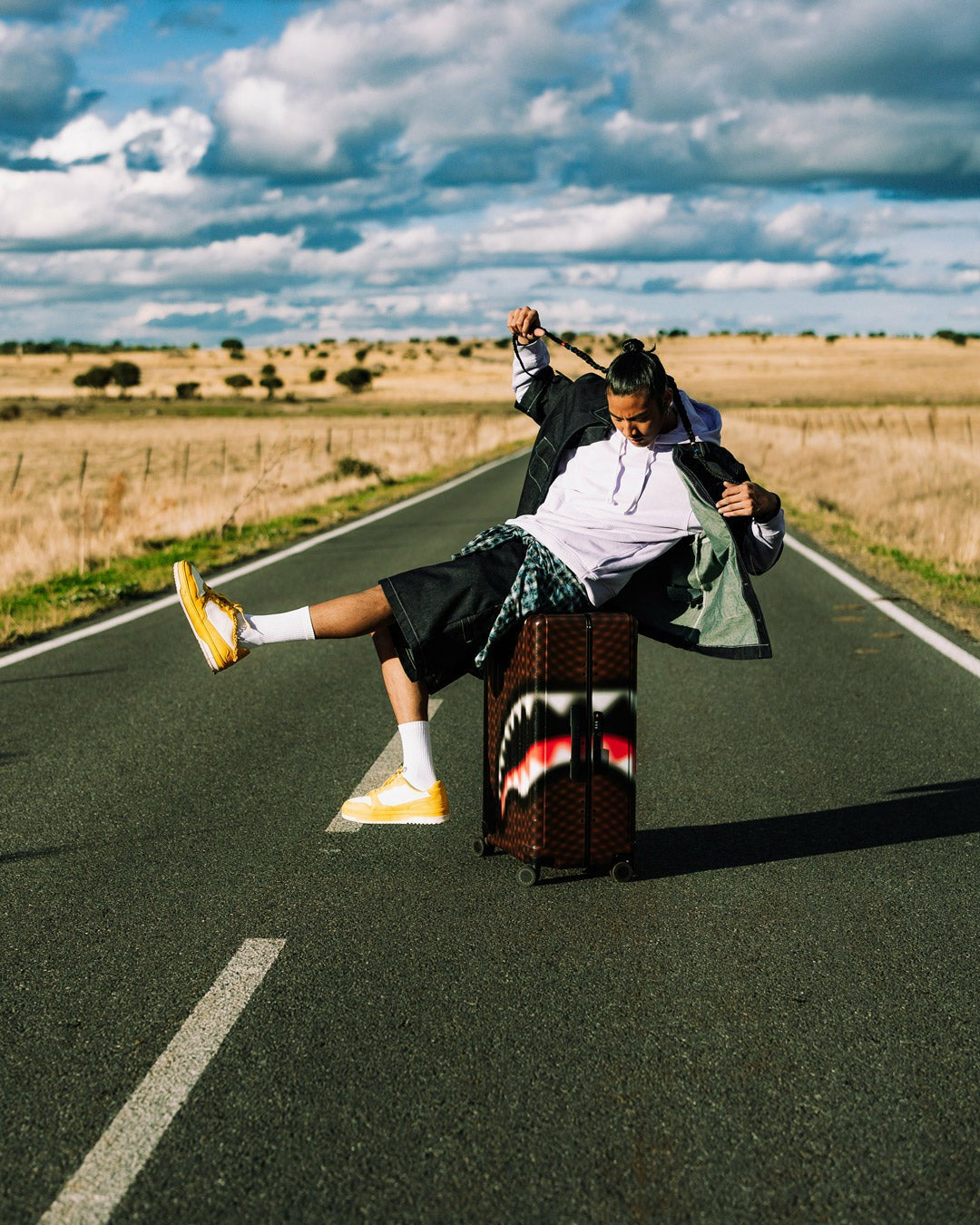 SHARKS IN PARIS BLUR EFFECT FULL SIZE LUGGAGE | Sprayground Value Deal