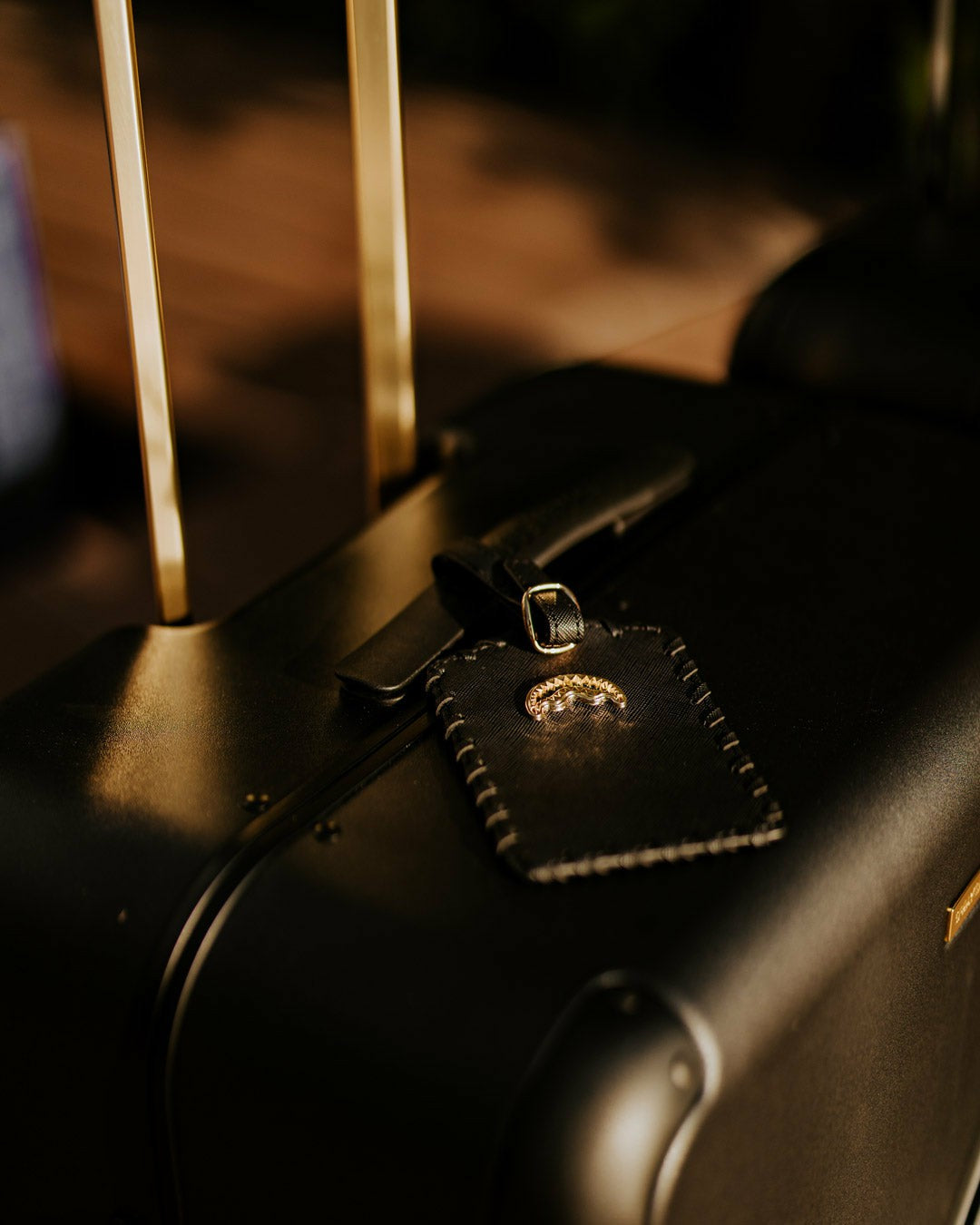 REALITY CHECK SHARKITECTURE FULL-SIZE JETBLACK LUGGAGE (GOLD HARDWARE) | Sprayground Hot Deal