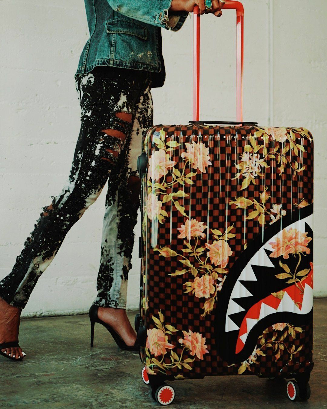 SHARKFLOWER 29.5” FULL-SIZE SHARKNAUTICS LUGGAGE | Sprayground Sale