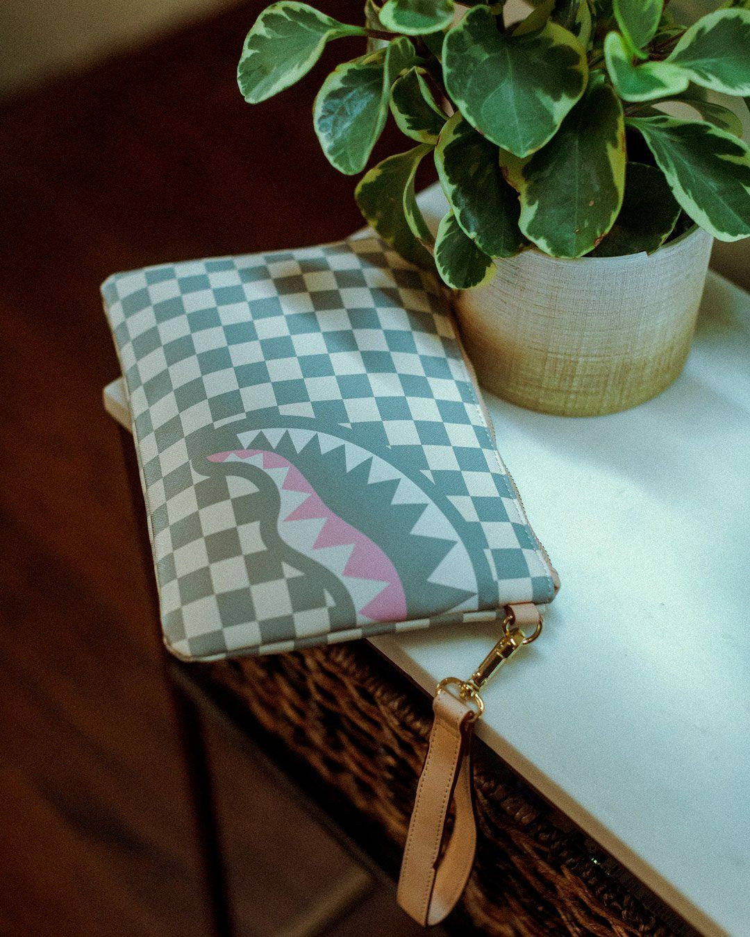 ROSE ALL DAY LA PALAIS CROSSOVER CLUTCH | Sprayground Special Offer