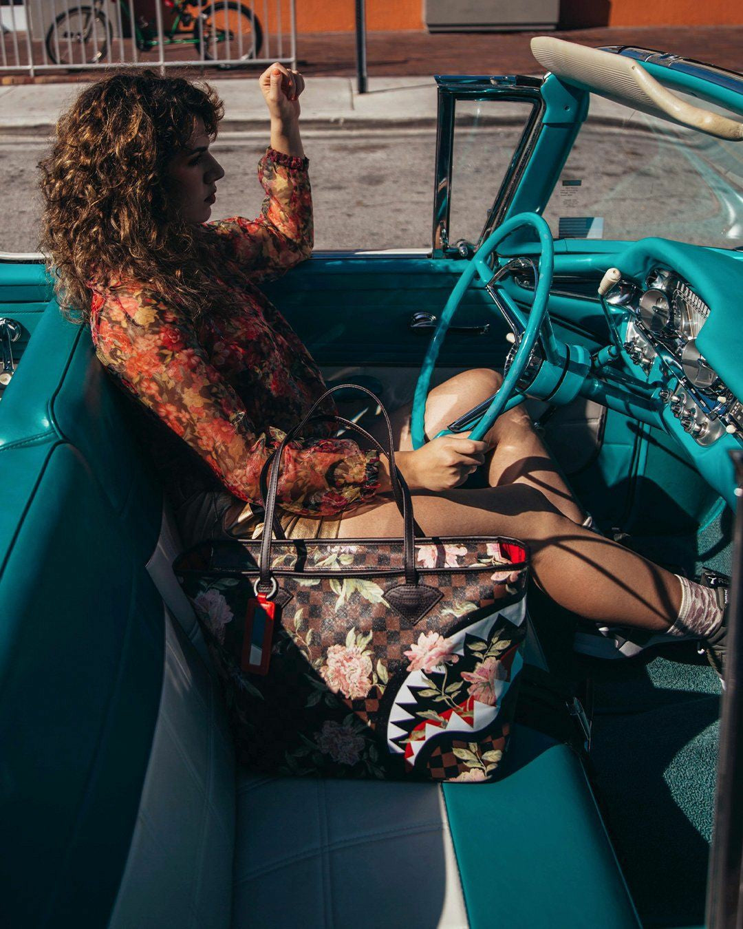 SHARKFLOWER TOTE | Sprayground Special Offer