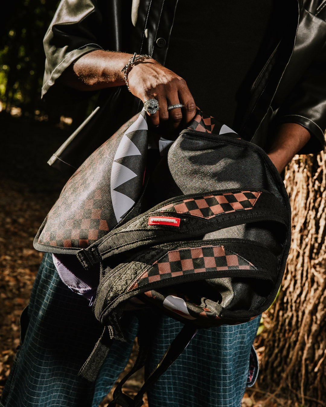 NOOO WAY!!! A REVERSIBLE BACKPACK - PURPLE VELOUR TO OG SHARKS IN PARI | Sprayground Special Offer